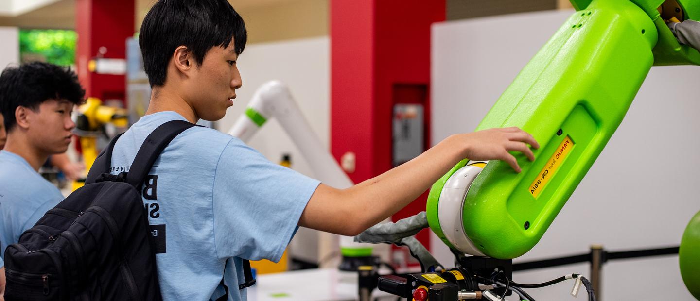 学生们在实验室里操作机器人.